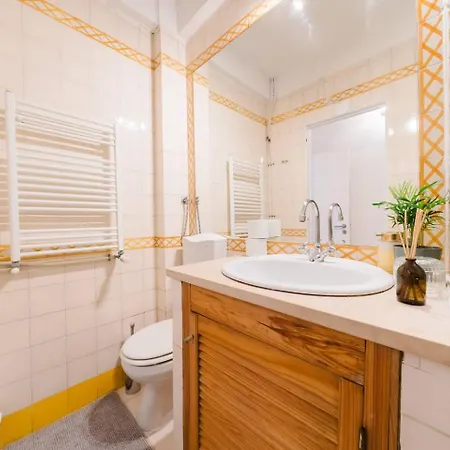Group-Friendly 4Br Lisbon Duplex Castle View