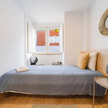 Group-Friendly 4Br Lisbon Duplex Castle View *