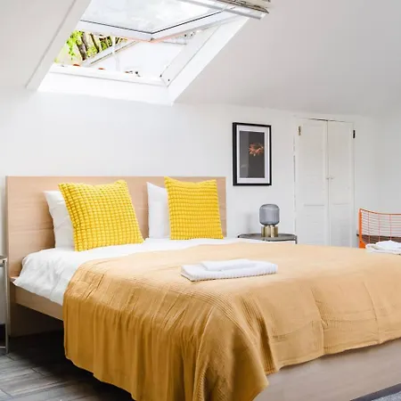 Group-Friendly 4Br Duplex Castle View In Lisbon 아파트
