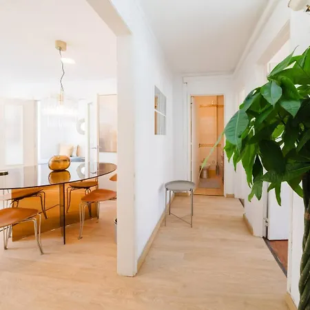 Group-Friendly 4Br Duplex Castle View Wac *