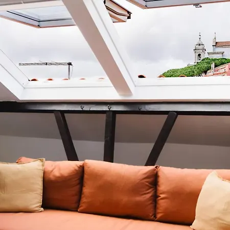 Group-Friendly 4Br Duplex Castle View In Lisbon