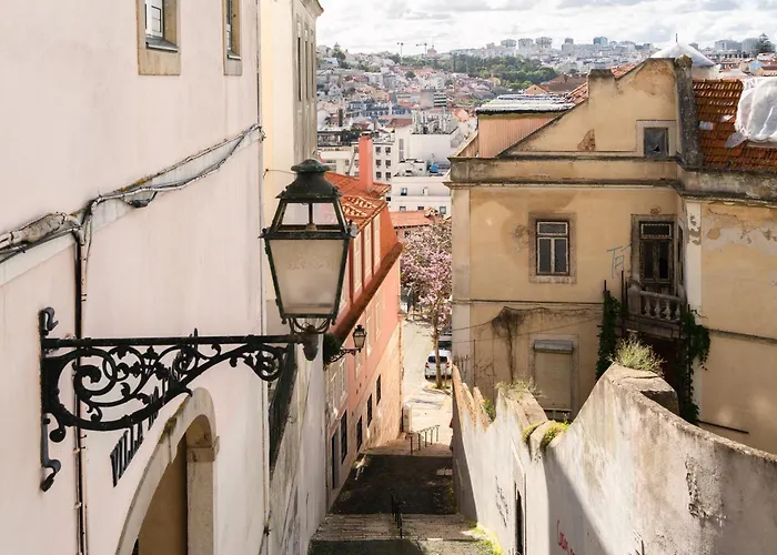 Group-friendly 4br Duplex Castle View