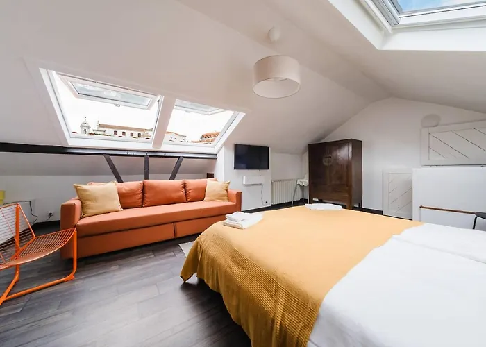 Group-friendly 4br Duplex Castle View *