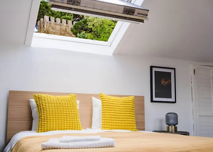 Апартаменти Group-friendly 4br Duplex Castle View