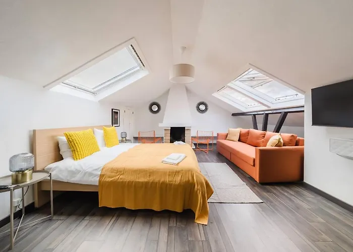 Апартаменти Group-friendly 4br Duplex Castle View *