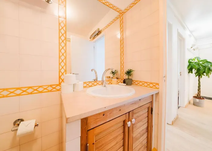 Апартаменти Group-friendly 4br Duplex Castle View *