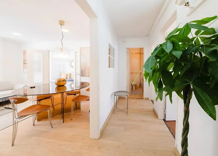 Group-friendly 4br Duplex Castle View *