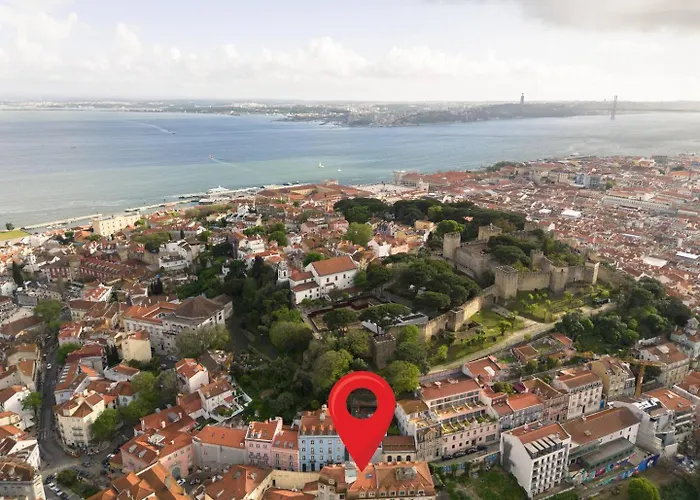 Group-friendly 4br Duplex Castle View Lisboa