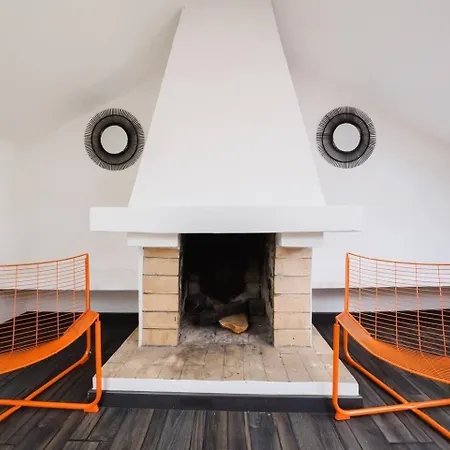 Group-friendly 4br Duplex Castle View Apartament